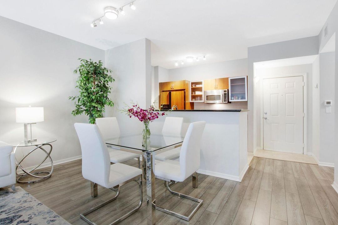 For Sale: $225,000 (1 beds, 1 baths, 797 Square Feet)