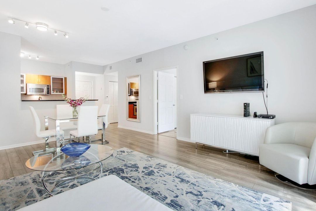 For Sale: $225,000 (1 beds, 1 baths, 797 Square Feet)