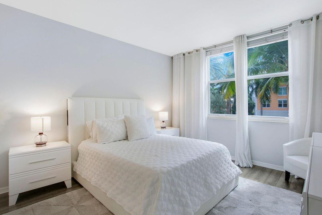 For Sale: $225,000 (1 beds, 1 baths, 797 Square Feet)