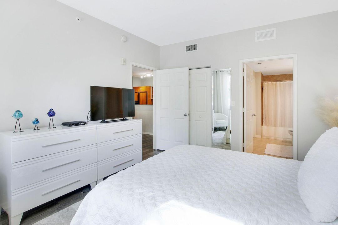 For Sale: $225,000 (1 beds, 1 baths, 797 Square Feet)