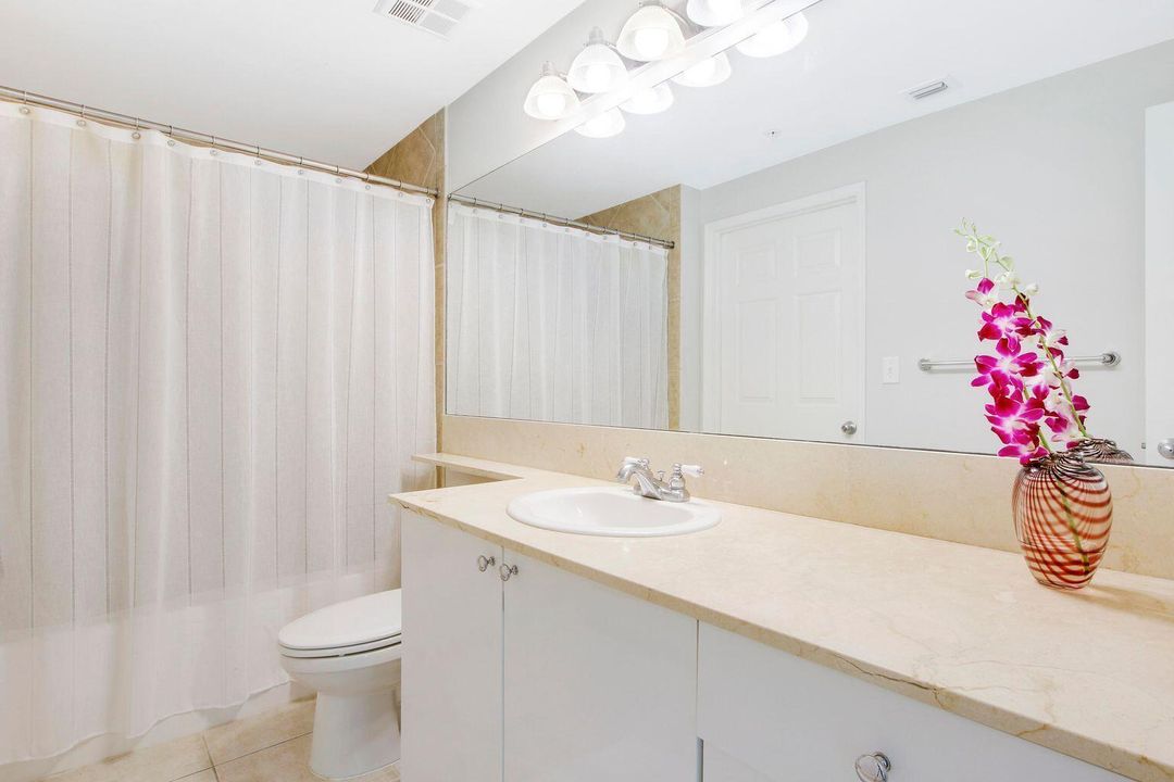 For Sale: $225,000 (1 beds, 1 baths, 797 Square Feet)