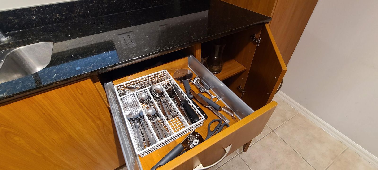 For Sale: $225,000 (1 beds, 1 baths, 797 Square Feet)