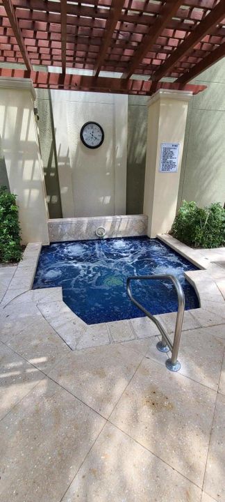 For Sale: $225,000 (1 beds, 1 baths, 797 Square Feet)