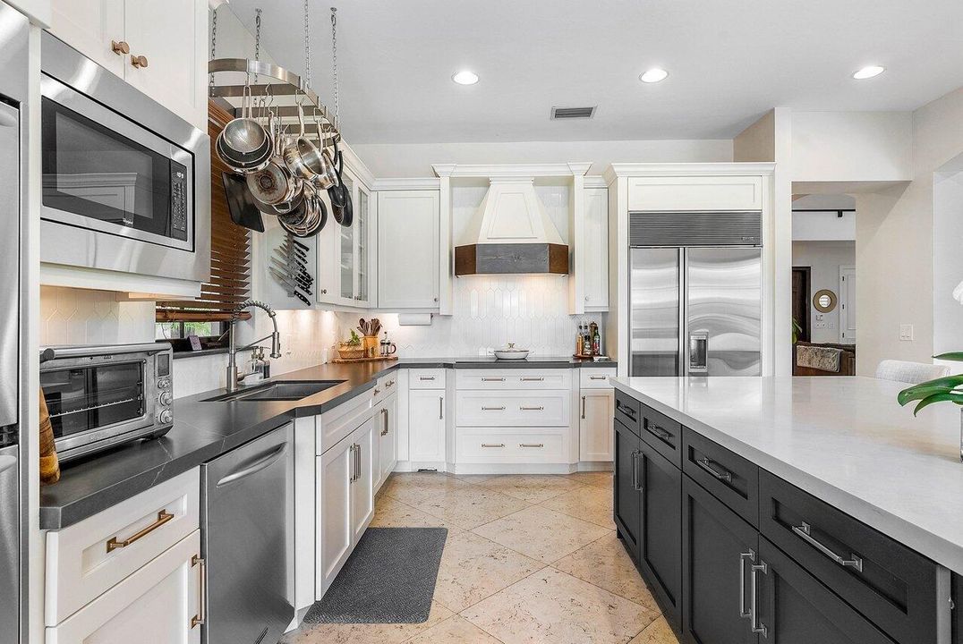 Под контрактом: $8,750 (5 спален, 4 ванн, 3415 Квадратных фут)