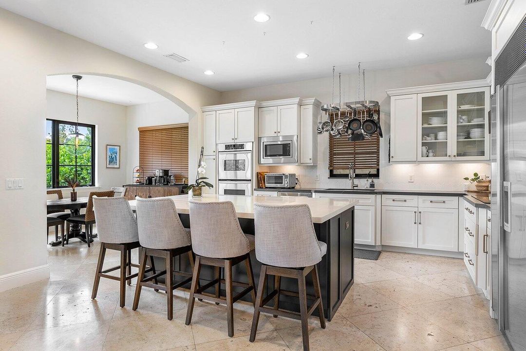 Под контрактом: $8,750 (5 спален, 4 ванн, 3415 Квадратных фут)