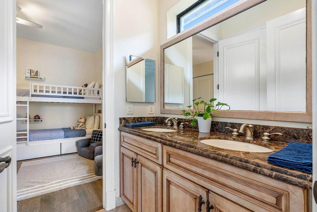 Под контрактом: $8,750 (5 спален, 4 ванн, 3415 Квадратных фут)