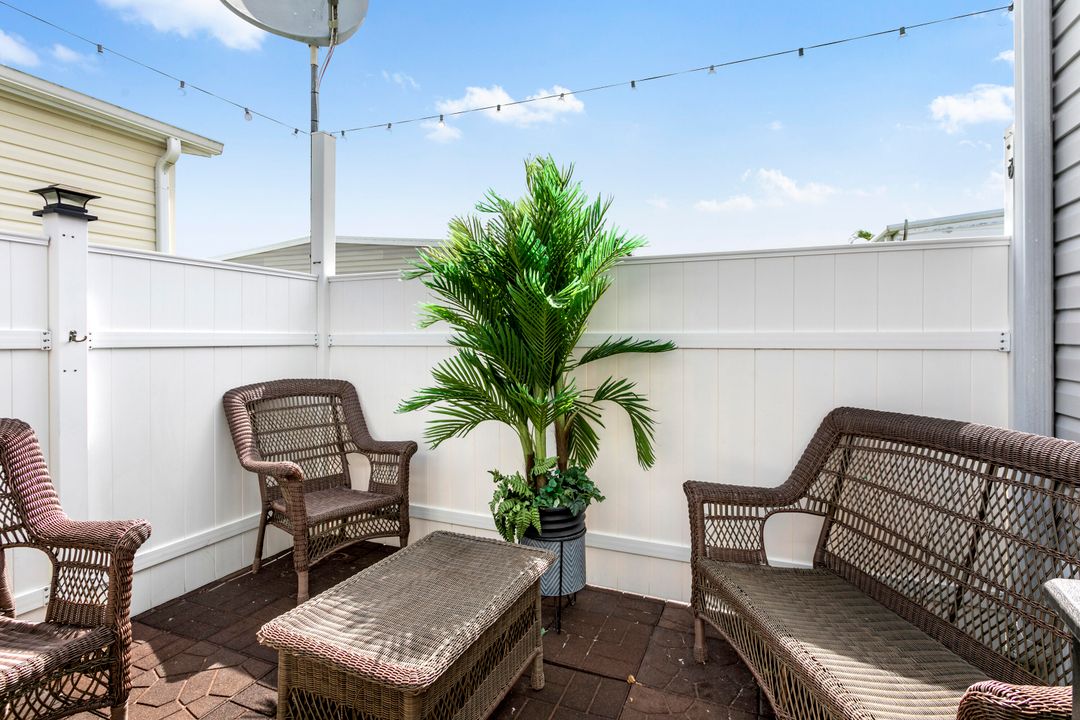 For Sale: $197,900 (2 beds, 2 baths, 1320 Square Feet)