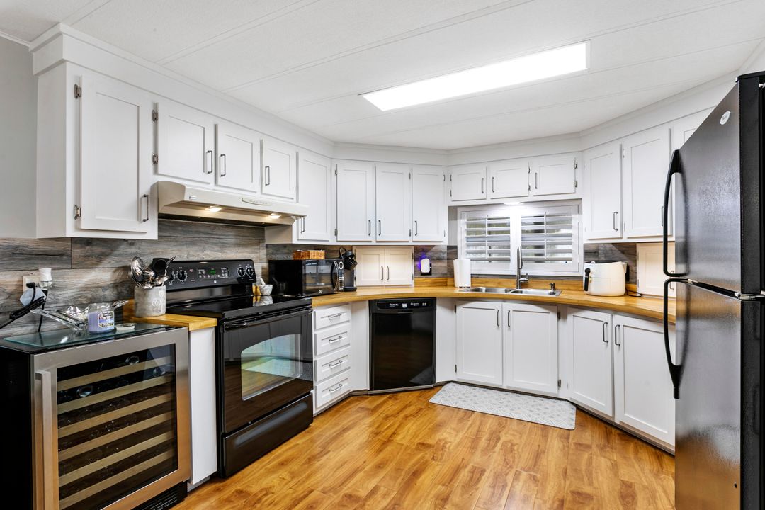 For Sale: $197,900 (2 beds, 2 baths, 1320 Square Feet)