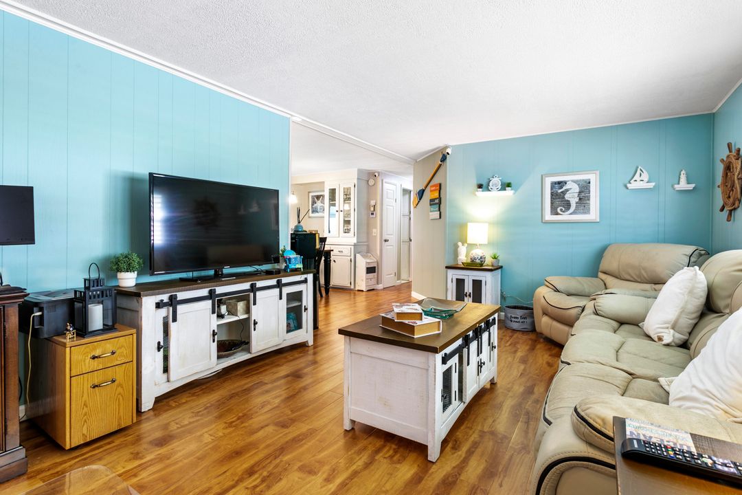 For Sale: $197,900 (2 beds, 2 baths, 1320 Square Feet)