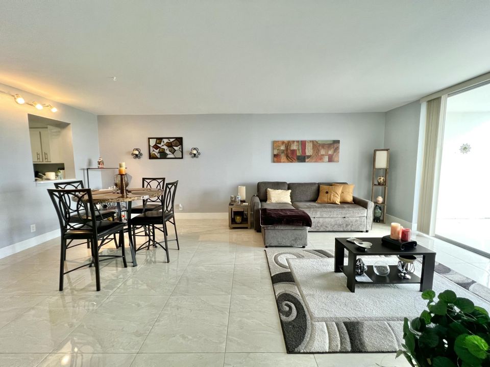 For Rent: $2,000 (1 beds, 2 baths, 930 Square Feet)