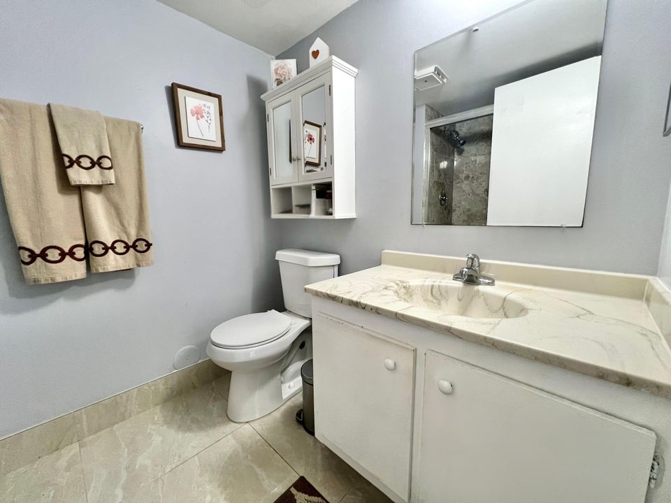 For Rent: $2,000 (1 beds, 2 baths, 930 Square Feet)