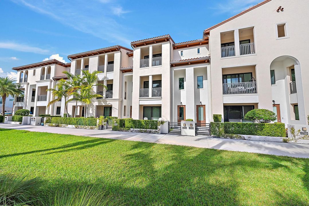 For Sale: $950,000 (4 beds, 3 baths, 2840 Square Feet)