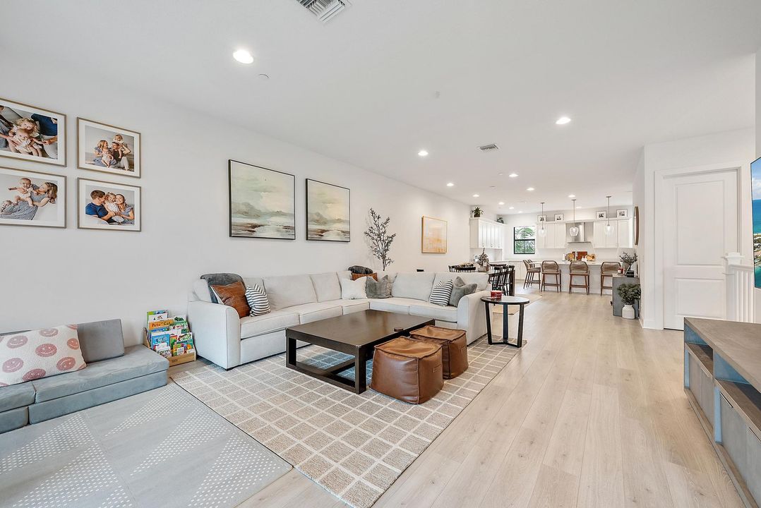 For Sale: $950,000 (4 beds, 3 baths, 2840 Square Feet)