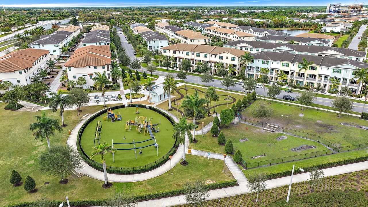 For Sale: $950,000 (4 beds, 3 baths, 2840 Square Feet)