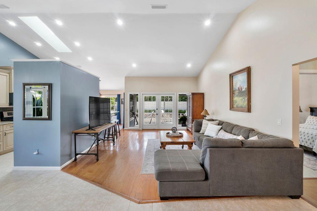 For Sale: $539,900 (2 beds, 2 baths, 1714 Square Feet)