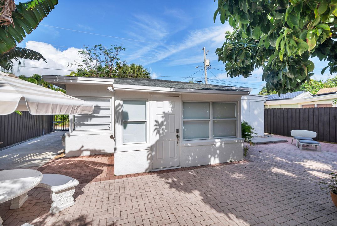 For Sale: $998,000 (2 beds, 2 baths, 1031 Square Feet)