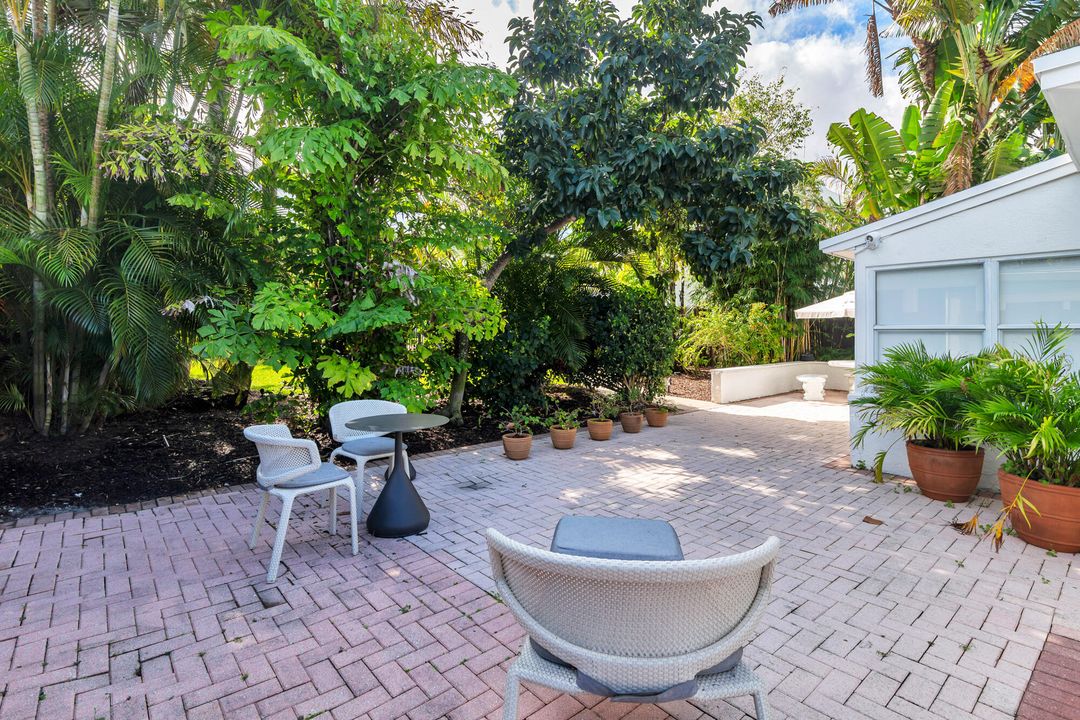 For Sale: $998,000 (2 beds, 2 baths, 1031 Square Feet)