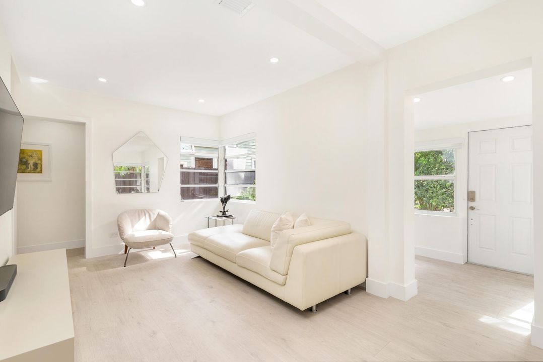 For Sale: $998,000 (2 beds, 2 baths, 1031 Square Feet)