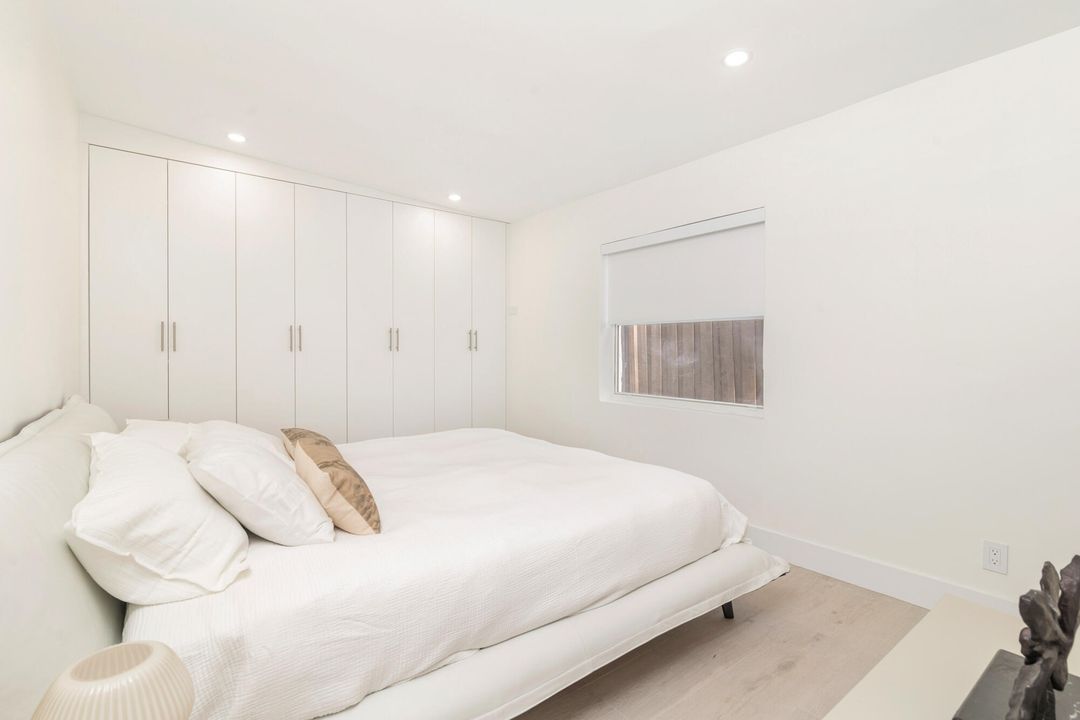 For Sale: $998,000 (2 beds, 2 baths, 1031 Square Feet)