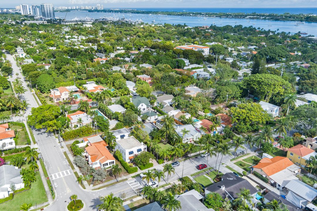 For Sale: $998,000 (2 beds, 2 baths, 1031 Square Feet)