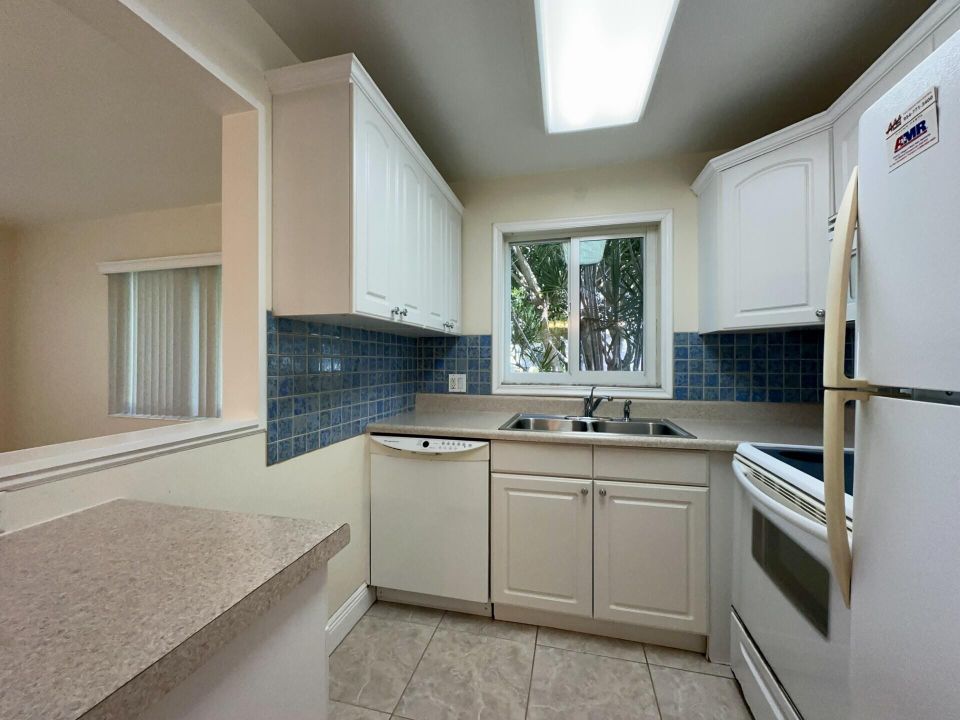 Active With Contract: $1,500 (1 beds, 1 baths, 684 Square Feet)