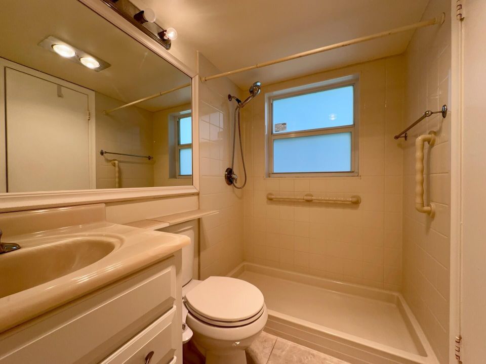 Active With Contract: $1,500 (1 beds, 1 baths, 684 Square Feet)