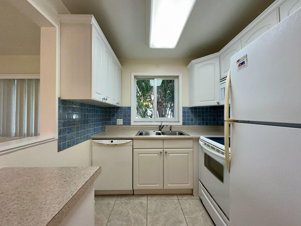 Active With Contract: $1,500 (1 beds, 1 baths, 684 Square Feet)