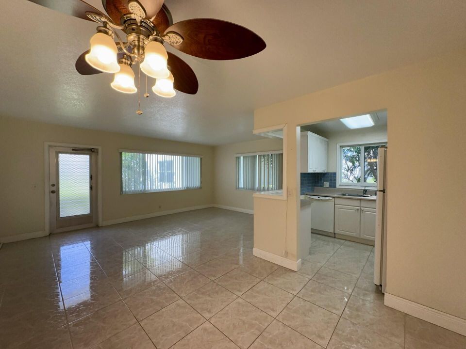 Active With Contract: $1,500 (1 beds, 1 baths, 684 Square Feet)