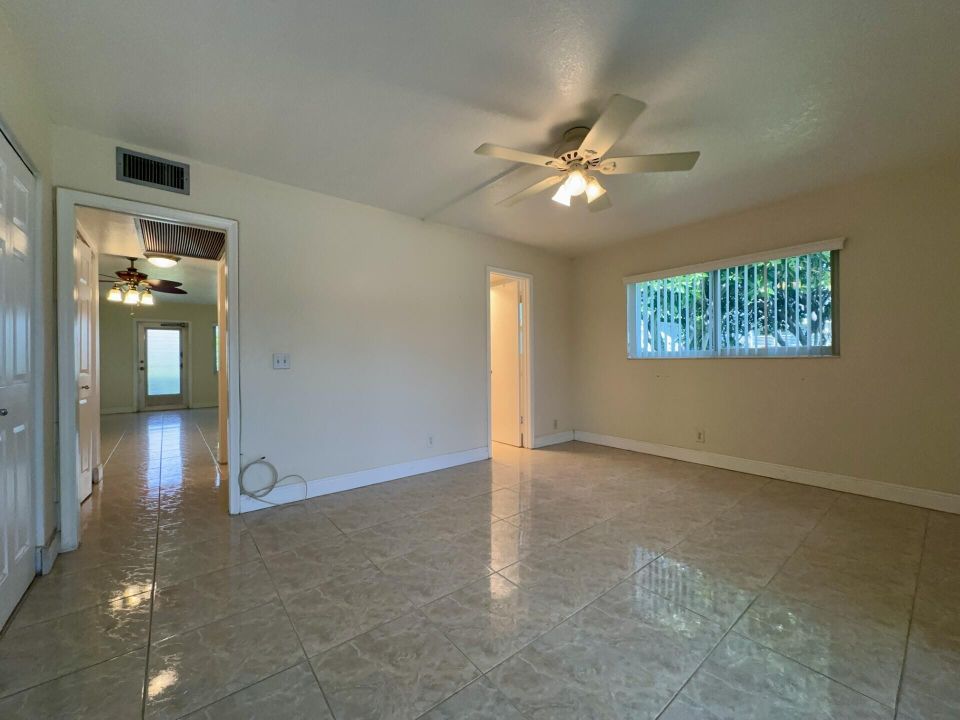 Active With Contract: $1,500 (1 beds, 1 baths, 684 Square Feet)