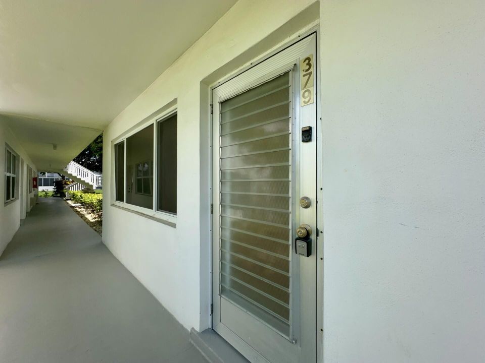 Active With Contract: $1,500 (1 beds, 1 baths, 684 Square Feet)