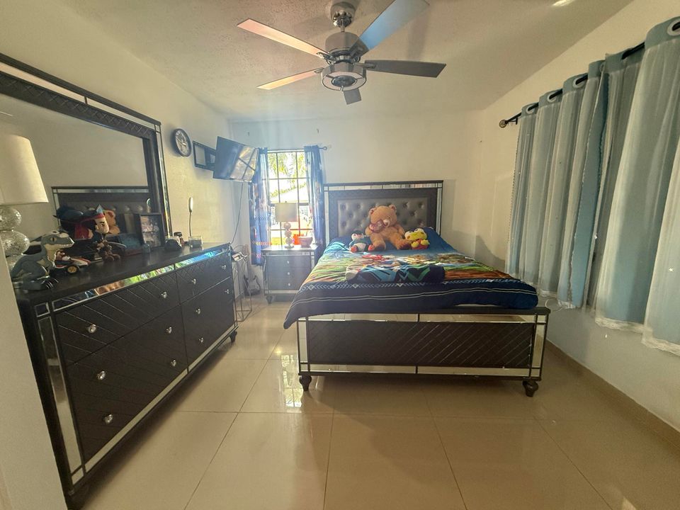 En Venta: $480,000 (4 camas, 3 baños, 1732 Pies cuadrados)