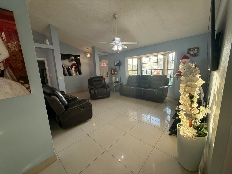 En Venta: $480,000 (4 camas, 3 baños, 1732 Pies cuadrados)