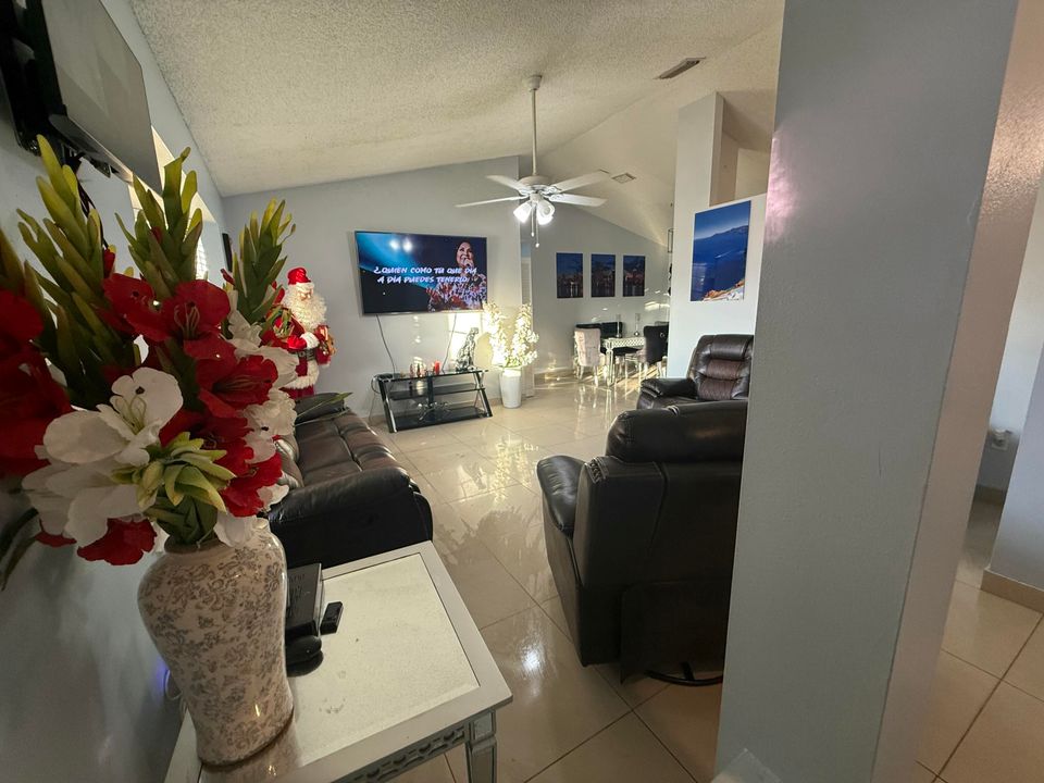 En Venta: $480,000 (4 camas, 3 baños, 1732 Pies cuadrados)