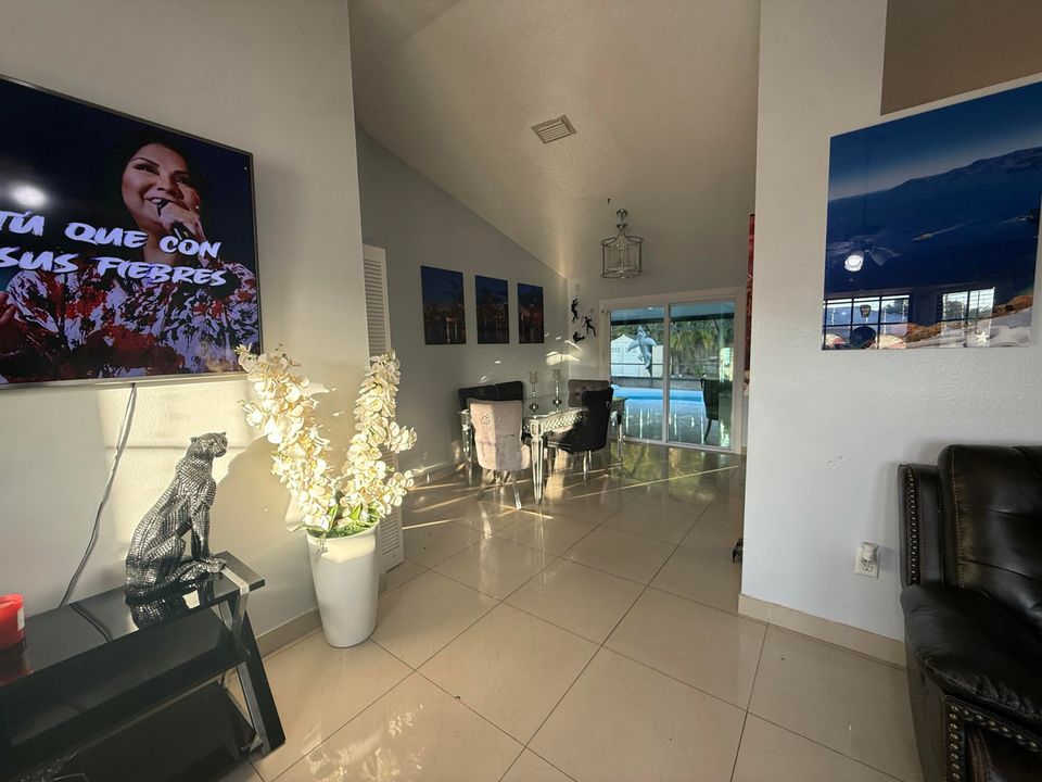 En Venta: $480,000 (4 camas, 3 baños, 1732 Pies cuadrados)