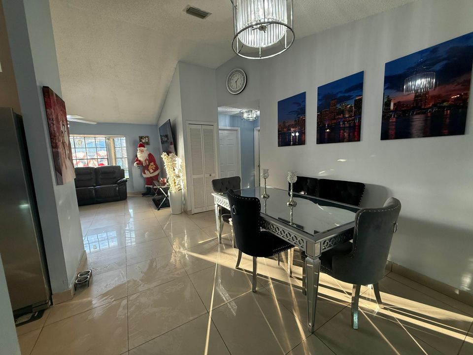 En Venta: $480,000 (4 camas, 3 baños, 1732 Pies cuadrados)