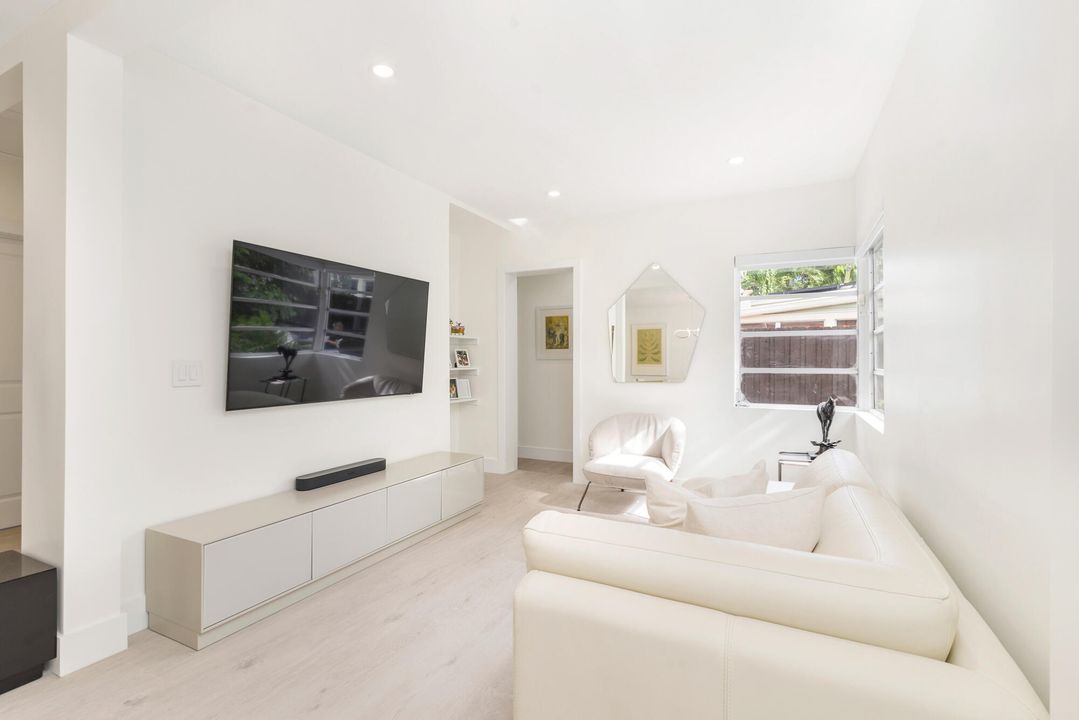 For Rent: $6,000 (2 beds, 2 baths, 1031 Square Feet)