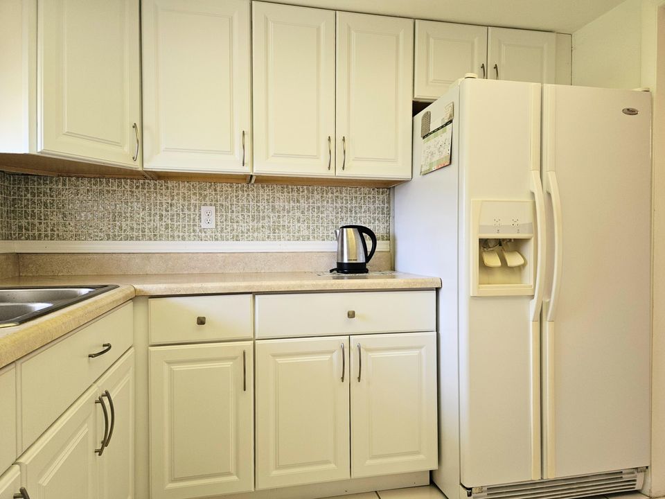 待售: $115,000 (2 贝兹, 1 浴室, 829 平方英尺)