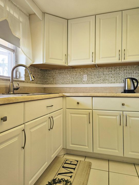 待售: $115,000 (2 贝兹, 1 浴室, 829 平方英尺)