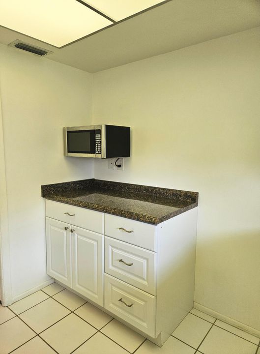 待售: $115,000 (2 贝兹, 1 浴室, 829 平方英尺)