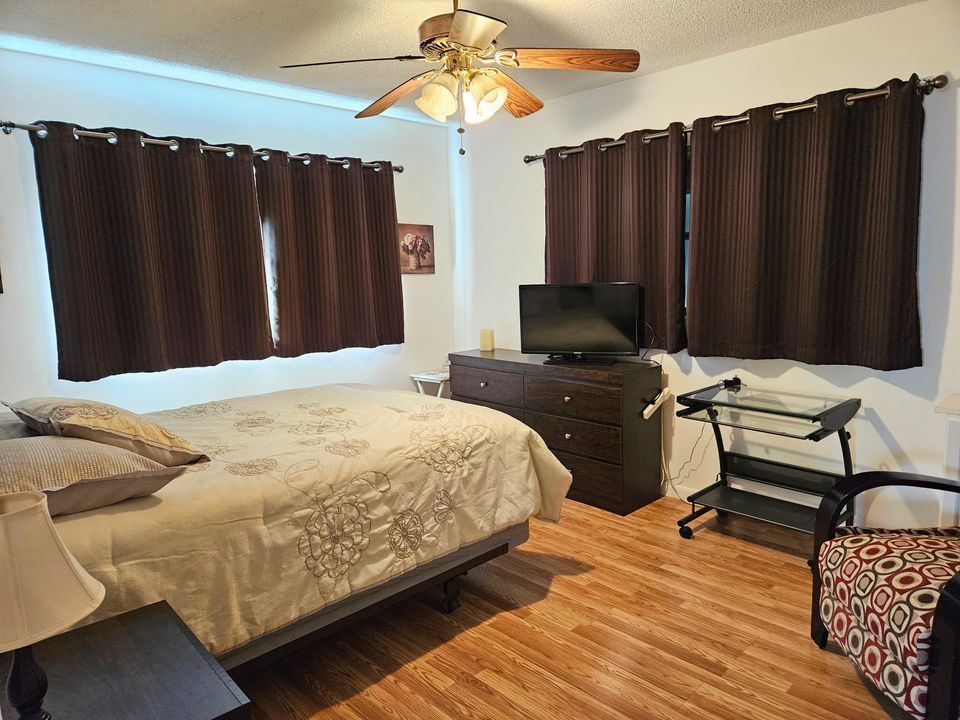 待售: $115,000 (2 贝兹, 1 浴室, 829 平方英尺)