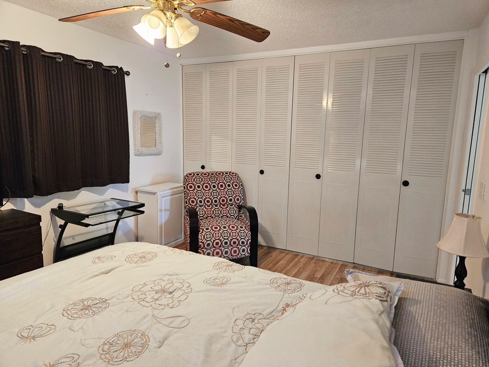 待售: $115,000 (2 贝兹, 1 浴室, 829 平方英尺)