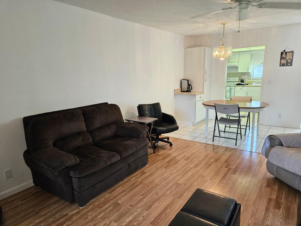 待售: $115,000 (2 贝兹, 1 浴室, 829 平方英尺)