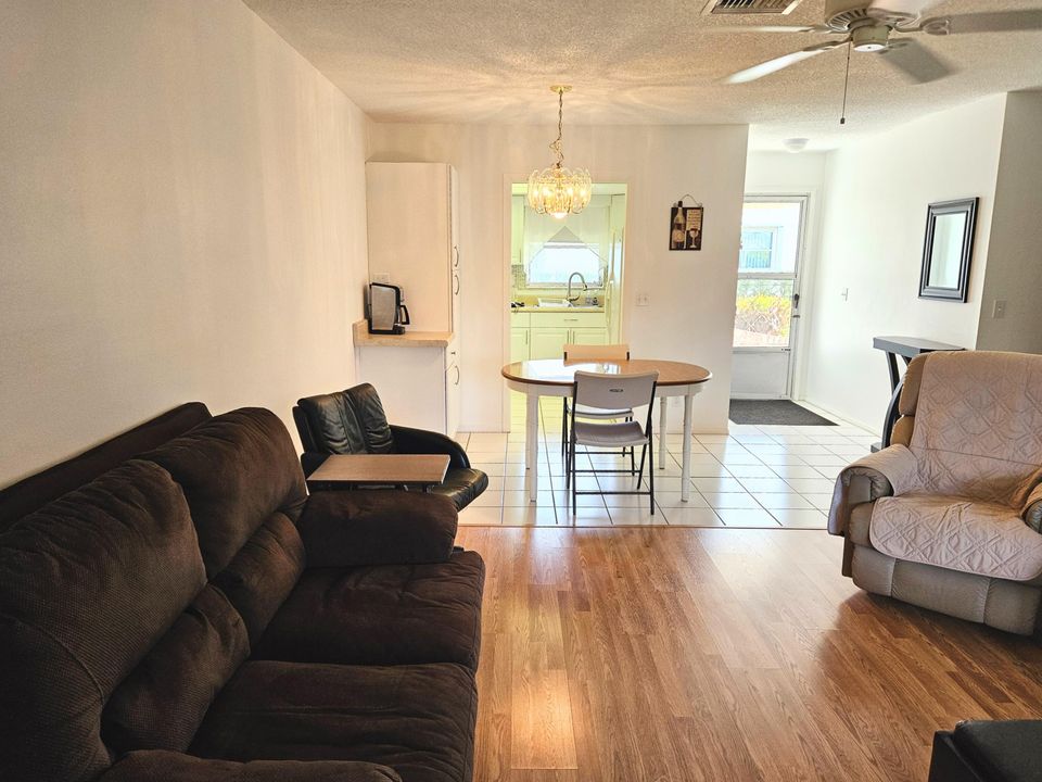 待售: $115,000 (2 贝兹, 1 浴室, 829 平方英尺)