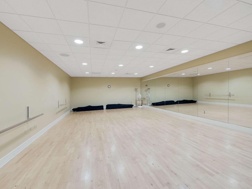 En Venta: $715,000 (3 camas, 3 baños, 2708 Pies cuadrados)