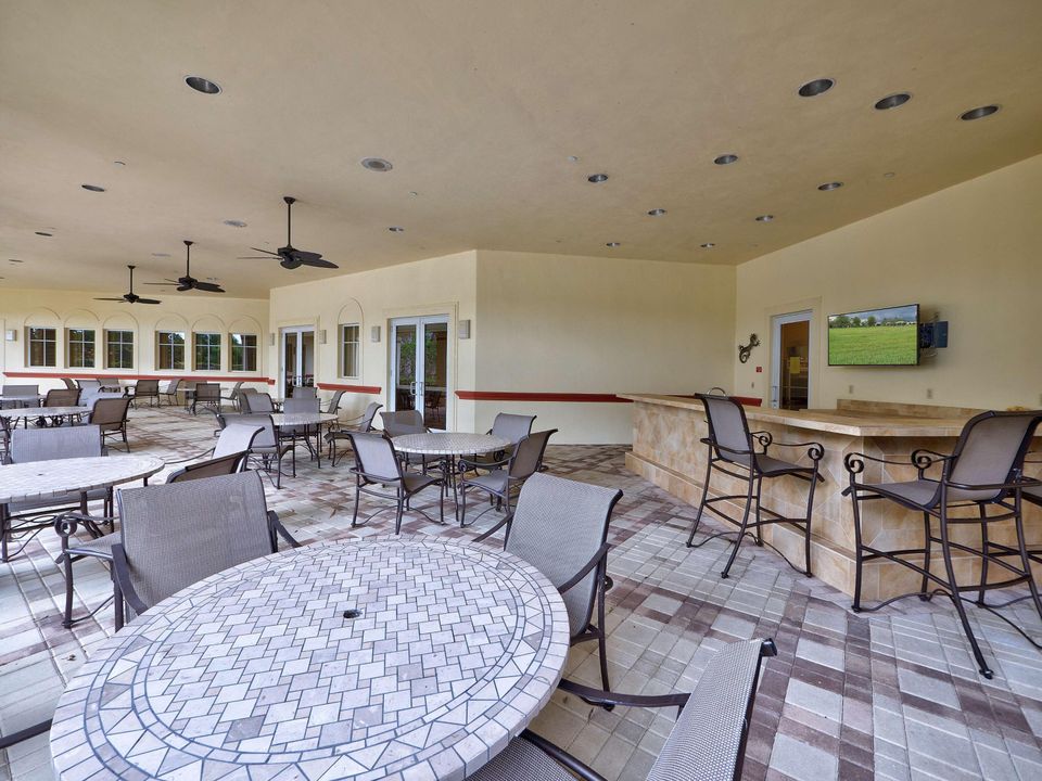 En Venta: $715,000 (3 camas, 3 baños, 2708 Pies cuadrados)