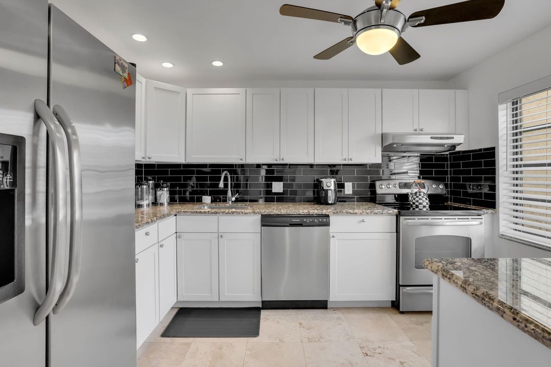 For Sale: $260,000 (2 beds, 2 baths, 1216 Square Feet)