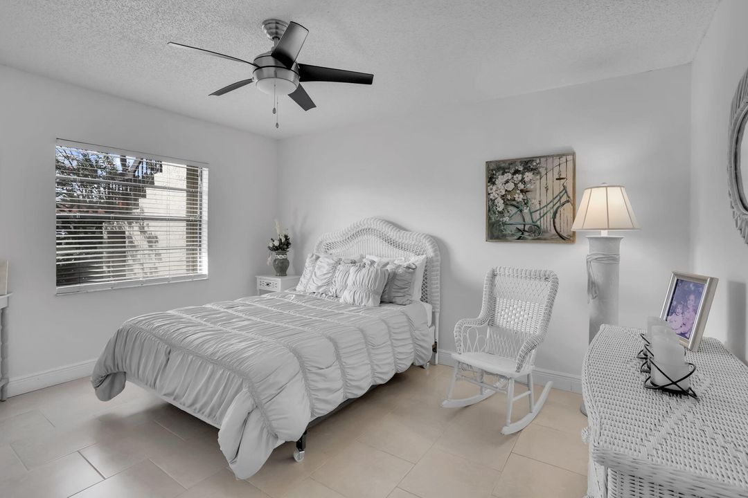 For Sale: $260,000 (2 beds, 2 baths, 1216 Square Feet)