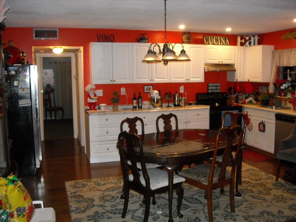 For Sale: $109,000 (1 beds, 1 baths, 684 Square Feet)
