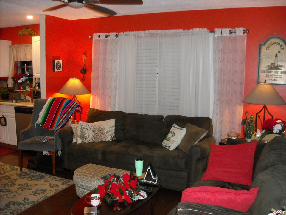 For Sale: $109,000 (1 beds, 1 baths, 684 Square Feet)