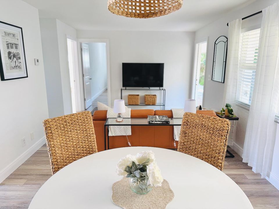 For Rent: $4,500 (2 beds, 2 baths, 1000 Square Feet)